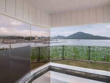 *【オーシャンビュー浴場】隠岐ならではの船が行きかう海の風景をぜひご堪能ください。
