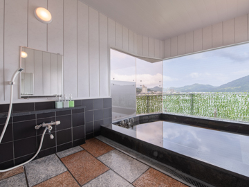 *【オーシャンビュー浴場】西郷湾のロケーションを眺めながらの入浴を楽しめます。