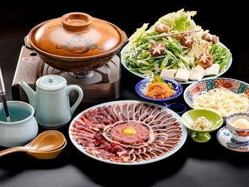 *【鴨鍋会席一例】冬季限定の鴨鍋会席コース。当館では天然鴨のみを使用しております。(写真は5人前)