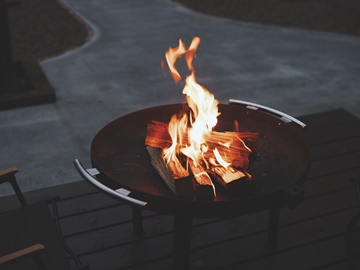 *ヴィラ専用ガゼボでの焚火／日常を離れ、揺らめく炎を囲みながら素敵な時間をお過ごしください。