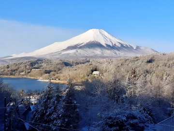 *富士山／冬の季節に凛とたたずむ美しい富士。雪化粧をまとい、神秘的な雰囲気を醸し出します