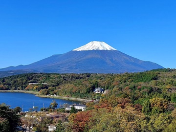 *富士山／秋晴れの空気が澄んだ日は、凛とたたずむ富士がハッキリのぞめます。撮影にもオススメの季節です