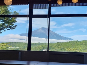 *広間／朝日に映える絶景の富士を眺めならがの朝食は特別なひとときです