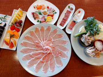 *夕食一例／寒い季節はしゃぶしゃぶ鍋でホッとあたたまるひととき。地元食材で彩ったオードブルも好評です