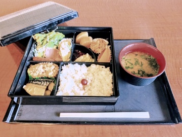 *松花堂弁当／朝食は朝カレーまたは松花堂弁当よりお選びいただけます