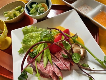 *【夕食一例】和牛と地場野菜のステーキ。ステーキは、越前塩orオリジナルソースでお召し上がりください