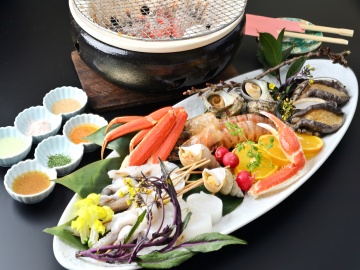 鮑、サザエ、蟹、海老、イカや季節の野菜を炭火で焼きながら・・・