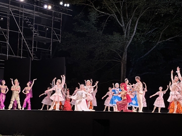 *清里フィールドバレエ過去の様子／会場まで徒歩で向かえる当館なら、ご鑑賞に余裕が持てます。