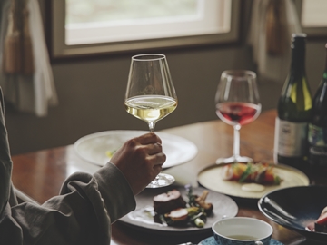 *夕食一例／山梨県産や長野県産のワインもご用意。お食事とともにお楽しみください。