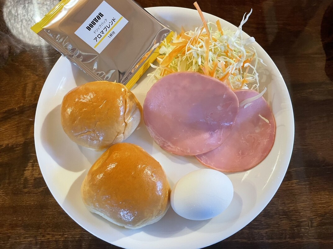 パンとサラダとスープの朝食バスケット