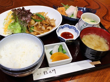 *夕食一例／日替わり定食を敷地内の割烹居酒屋にてご用意します。麒麟山など地元の地酒もございます