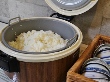 *朝食一例／新潟産コシヒカリはお替り自由！粘りと甘みが強く、炊き上がりの香りやツヤの良さが特徴です。