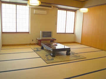 *別館（グリーン会館）／24畳の広い和室は、グループや3世代旅行にオススメ！