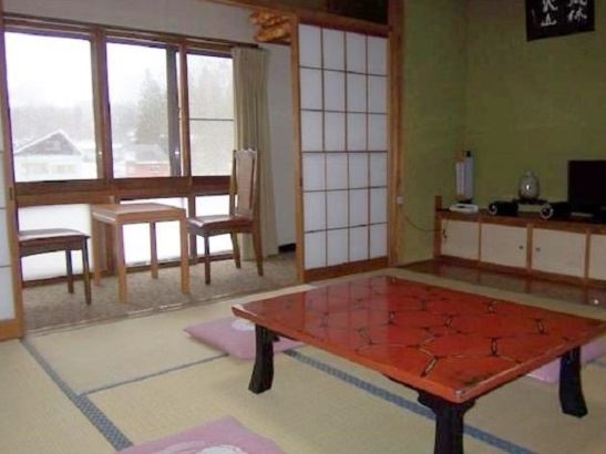 *和室8畳＋広縁（客室一例）／当館基本の客室タイプ、妙高山眺望の広縁でお寛ぎください