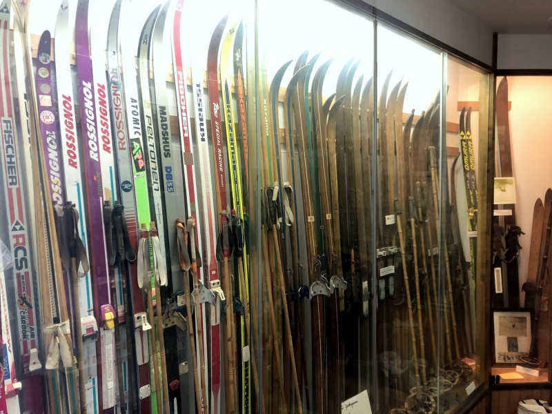 *館内／オーナーはクロスカントリー元オリンピック選手 歴代五輪の貴重な記念品が並びます
