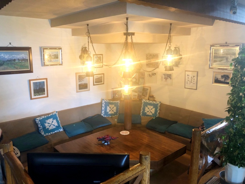 *エントランス／入口をくぐればウッディで温かみのある団欒スペース