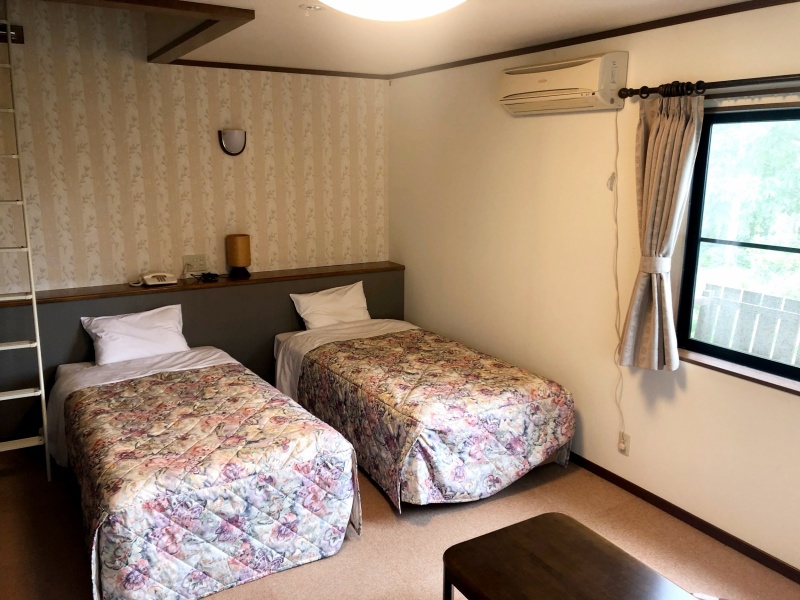 *洋室ツイン（客室一例）／ベッドのお部屋のため敷布団が苦手なお客様にもおすすめ