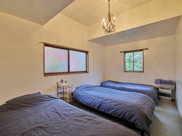 *2階寝室／トリプルルームとツインルームにわかれております