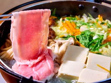 *ディナー例（甲州富士桜ポーク）／適度な霜降りが入った、とろける味わいの富士桜ポークをしゃぶしゃぶで