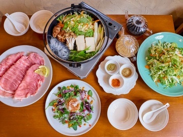 *ディナー一例／柔らかい富士桜ポークと地元野菜のしゃぶしゃぶをお部屋でゆっくりお召し上がりください