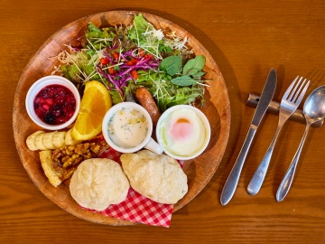 *モーニングプレート例／モチモチ食感の焼き立てパンは、りんごの天然酵母を発酵させ毎朝手作りしています