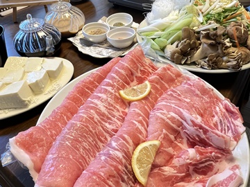 *ディナー例（甲州富士桜ポーク）／愛犬と一緒にお食事！たっぷり野菜に〆は富士吉田の湯もりうどん！