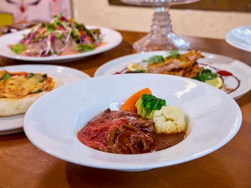 *ディナー例（カジュアルイタリアン）／山中湖の夜を彩るメイン料理。甲州ワインとご一緒にどうぞ