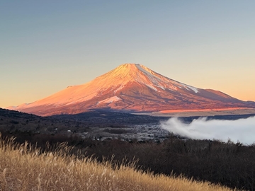 *富士山と山中湖／朝焼けに染まる幻想的な富士山。当館近く「山中湖パノラマ台」からの眺めは圧巻です