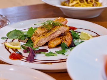 *ディナー例（カジュアルイタリアン）／バルサミコソースのグリルチキンには、新鮮なハーブを添えてご用意