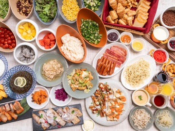 *【朝食全景】彩り豊かな料理が食欲をそそります。
