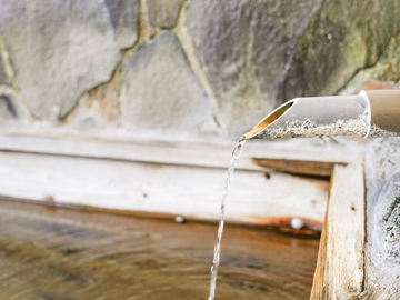 *家族風呂（貸切風呂）/湯口。ヒノキ・ヒバ杉の浴槽で昔ながらの温泉の雰囲気をお楽しみいただけます。