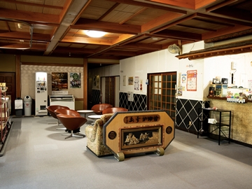 *フロント・ロビー/昔ながらの低い造りで立派な格天井のあるロビー。売店もございます。