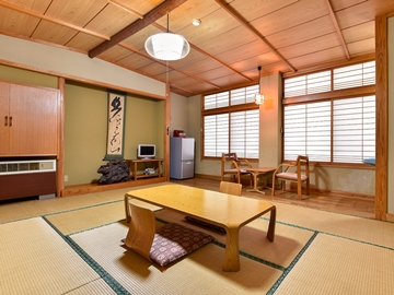 *和室8畳（トイレ共用）/素泊まり用のお部屋となります。一人旅やビジネスにもおすすめ◎