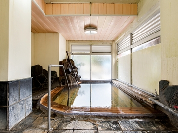 *大浴場（女湯）/ヒノキ・ヒバ杉の浴槽で昔ながらの温泉の雰囲気をお楽しみいただけます。