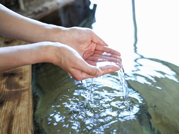 *自慢の温泉/泉質：アルカリ性単純泉の源泉掛け流しのお風呂です。低刺激でお肌にも優しく好評です♪