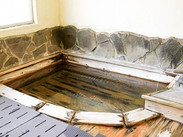 *家族風呂（貸切風呂）/ヒノキ・ヒバ杉を使用した浴槽。事前にお申し出いただくと貸切でご利用が可能です♪