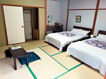 *和室ツイン～ベッド2台・布団1組で計3名様のご宿泊が可能です～