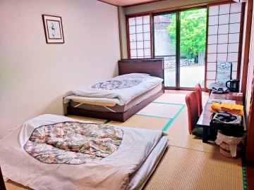 *和室シングル～ベッド1台・布団1組で計2名様のご宿泊が可能です～