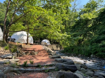 *敷地内／当館は「水のキャンパス」をテーマにしたグランピング施設。透き通った川で大人も子供水遊び！