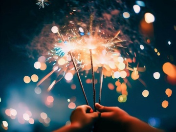 *花火／手持ち花火は22時までOK！闇夜を照らす花火は、夏休みの思い出の1ページ