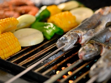 *ご夕食一例／BBQプランでは牛肉や新鮮野菜だけでなく、海鮮グリルも楽しめます