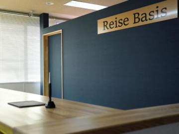 *フロント/チェックインや各種案内を行う、清潔感のあるフロントで皆様のご来館お待ちしております。