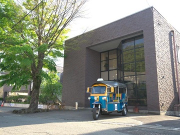 *外観一例/街中に位置し、観光やビジネスに便利な立地のホテルです。