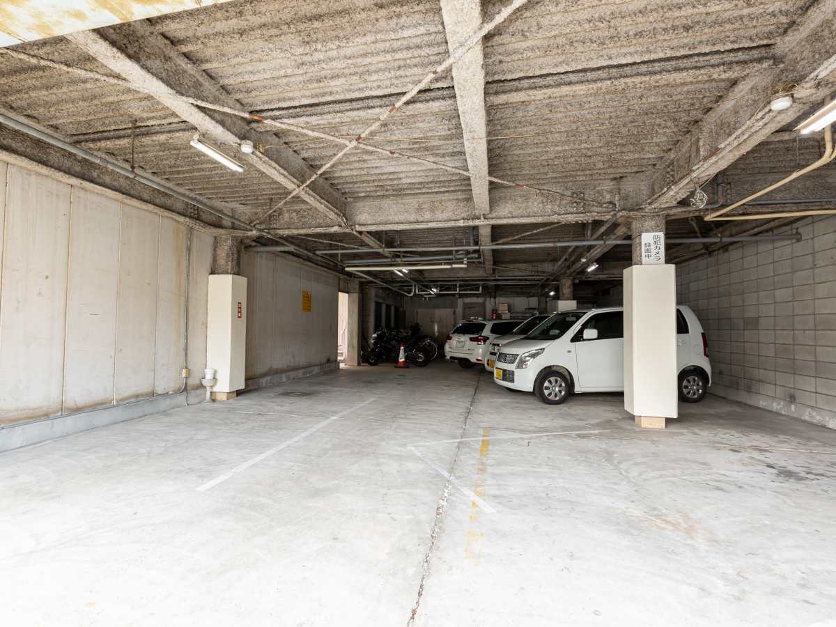 *【駐車場：写真一例】屋根付きバイクOK