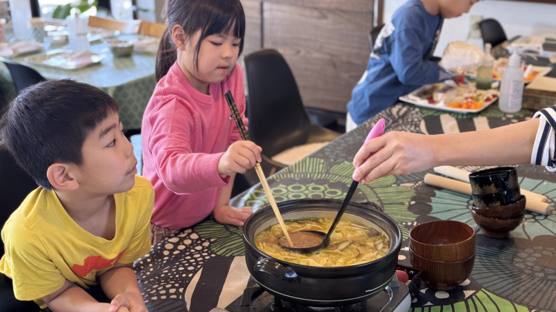 選べる昼食作り体験の様子一例（ほうとう作り）
