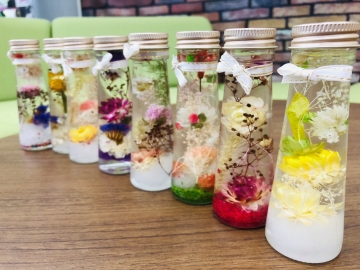 ＊ハーバリウム作り体験（一例）瓶の中に浮かぶお花の世界を作ります！作業工程が少なく、お気軽に体験可能