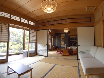 ＊＜庭園の家＞部屋（一例）ふすまを外せば、大広間としてもお使いいただけるお部屋です