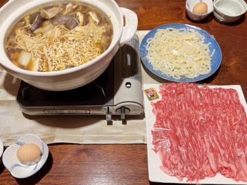 ＊夕食すき焼き（一例）冬期12～3月は山梨県産「甲州ワインビーフ」のすき焼きをお部屋で楽しめます