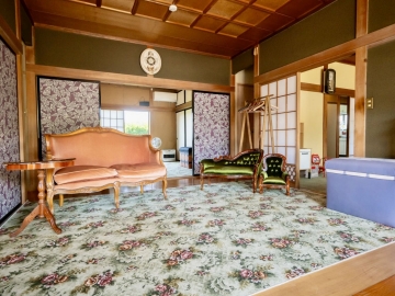 ＊【桃源の家】部屋（一例）応接セットもあるため、お茶を飲みながらゆっくりお寛ぎいただけます