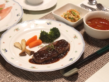＊夕食（一例）和牛ステーキや小鉢、スープなどが並ぶご夕食です